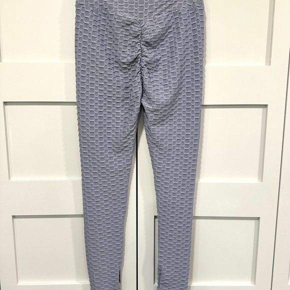 Workout Leggins w/Booty Enhancement - Picture 4 of 7